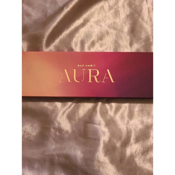 Bad Habit Aura eyeshadow palette - Picture 1 of 2